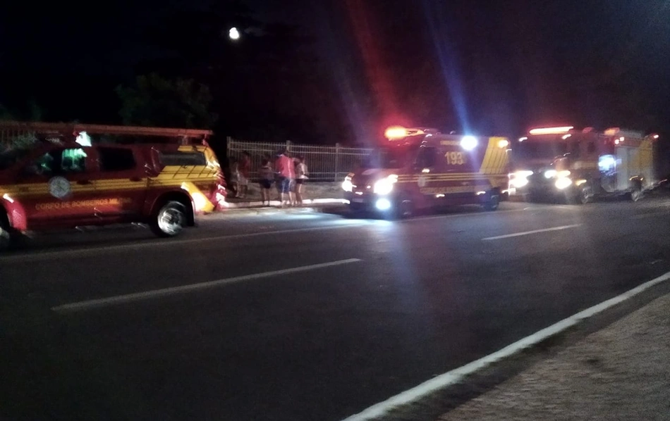 Corpo de Bombeiros em acidente na Avenida Maranhão