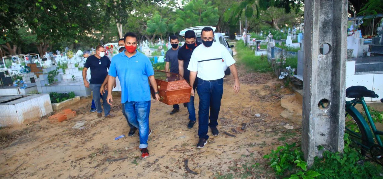 Jornalista foi sepultado no Cemitério do Renascença