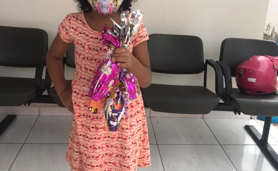 Criança recebeu ovos da páscoa