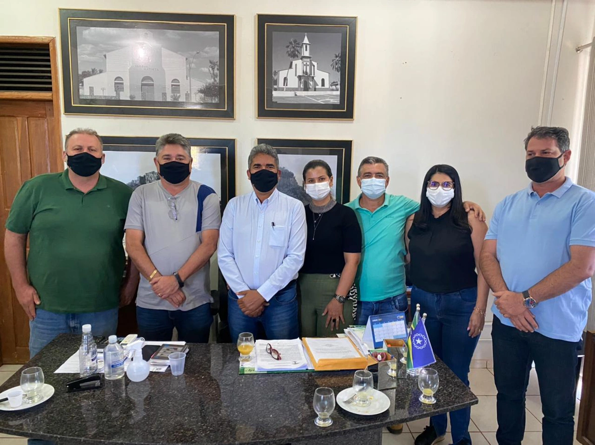 Deputado reunido com prefeito e secretários de Corrente