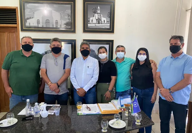 Deputado reunido com prefeito e secretários de Corrente