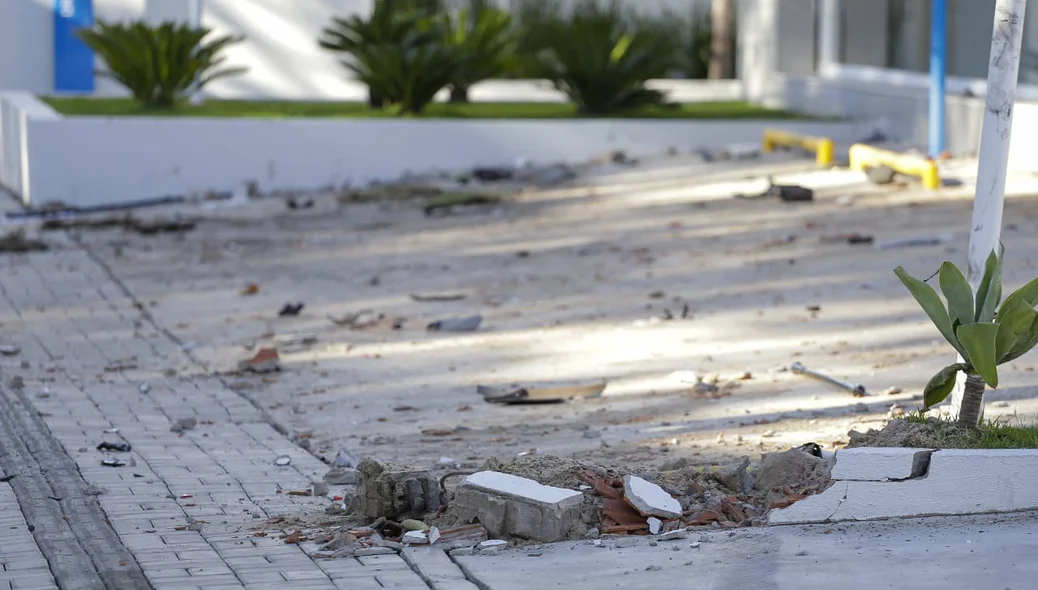 Destroços dos carros envolvidos no acidente