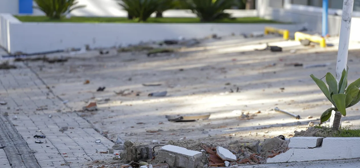 Destroços dos carros envolvidos no acidente