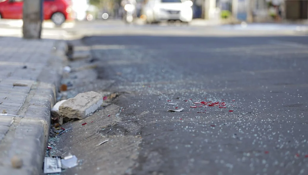 Destroços dos veículos ficaram espalhados pelo chão