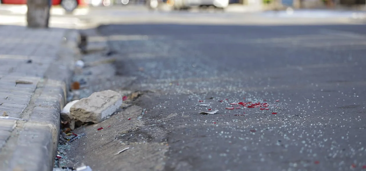 Destroços dos veículos ficaram espalhados pelo chão