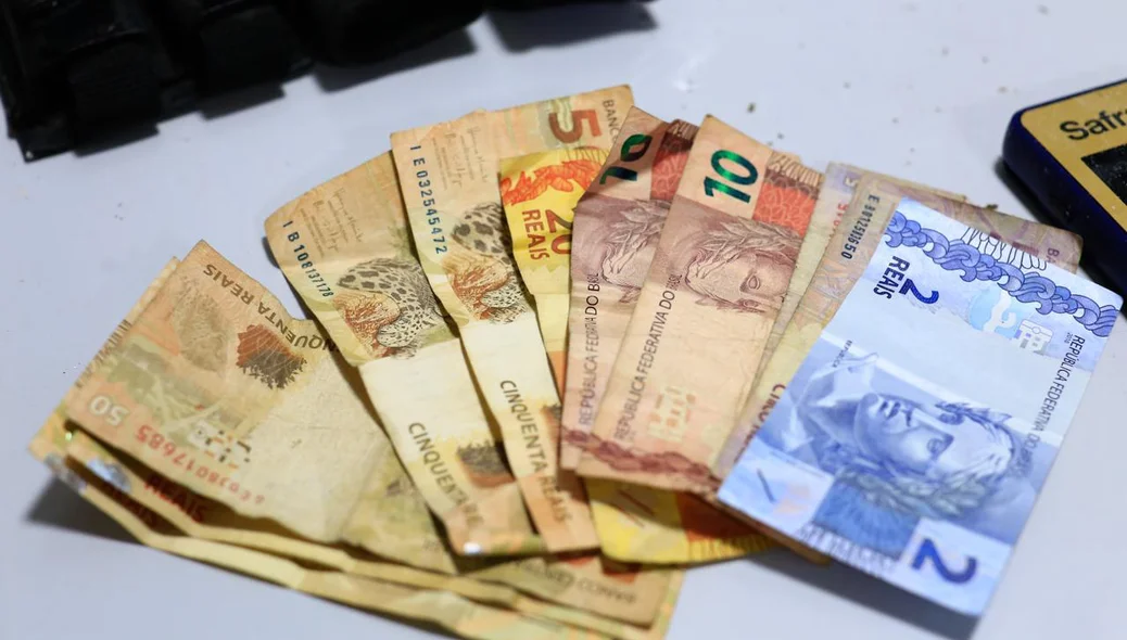 Dinheiro encontrado com a quadrilha