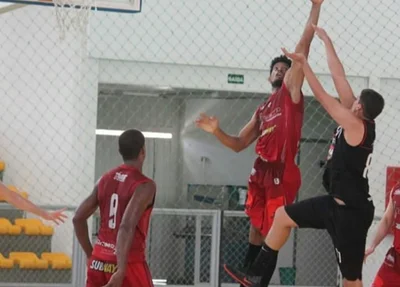 Disputa durante a Copa Teresina-Timon, no ginásio Francisco Carlos Jansen, em Timon