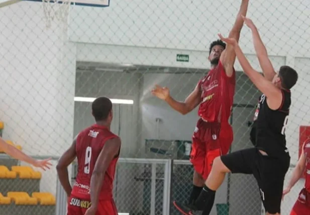 Disputa durante a Copa Teresina-Timon, no ginásio Francisco Carlos Jansen, em Timon