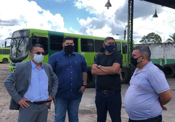 Dudu visita garagens de ônibus de Teresina