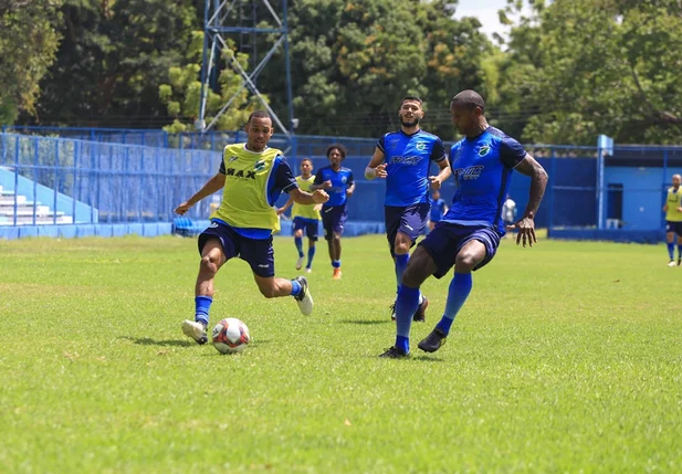 Elenco do Altos em treino no Lindolfo Monteiro