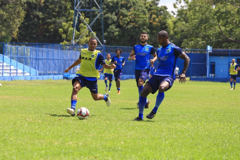 Elenco do Altos em treino no Lindolfo Monteiro