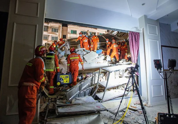 Equipe de resgate trabalha no local onde um  hotel desabou em Suzhou, província de Jiangsu (12/7/2021).