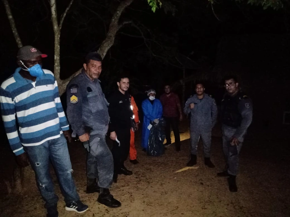 Equipes do ICRIM, IML e PM fizeram a remoção do corpo no local de difícil acesso