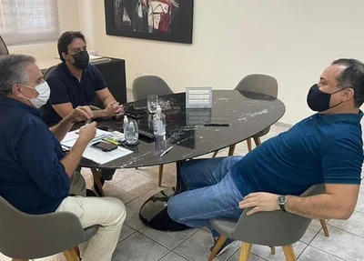 Evaldo Gomes ao lado dos deputados Flávio Nogueira e Flávio Júnior