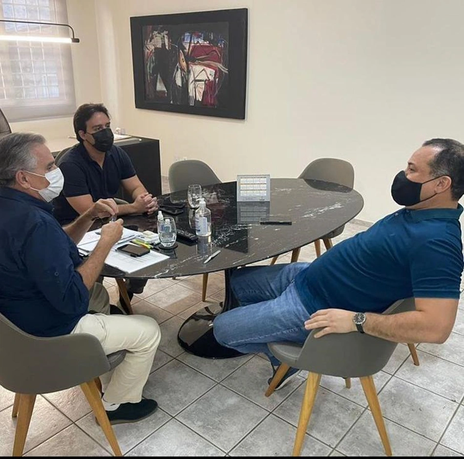 Evaldo Gomes ao lado dos deputados Flávio Nogueira e Flávio Júnior