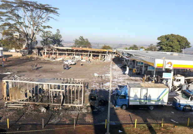 Explosão de caminhão em posto de combustível abriu cratera de dois metros de profundidade no local