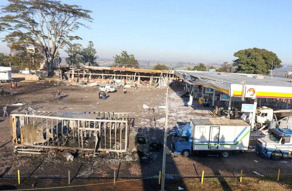 Explosão de caminhão em posto de combustível abriu cratera de dois metros de profundidade no local