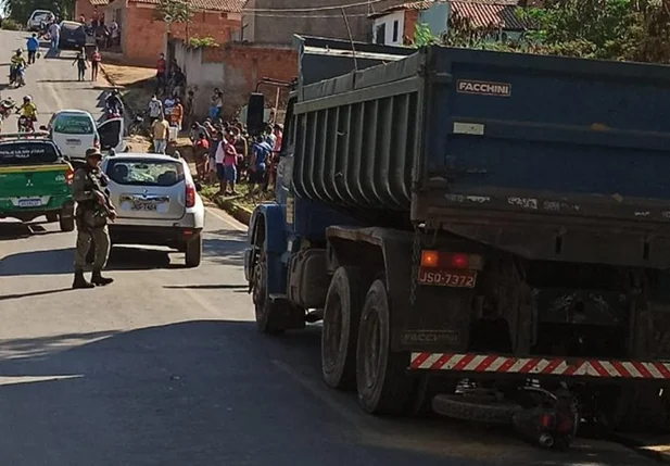 Idoso morre após ser atropelado por caçamba