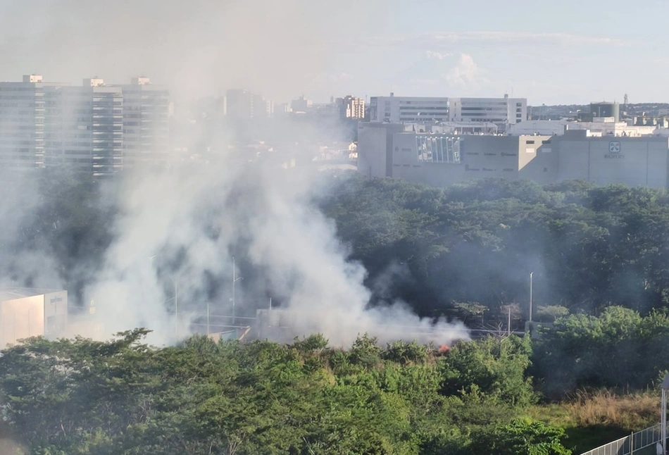 Incêndio atinge terreno na zona leste de Teresina