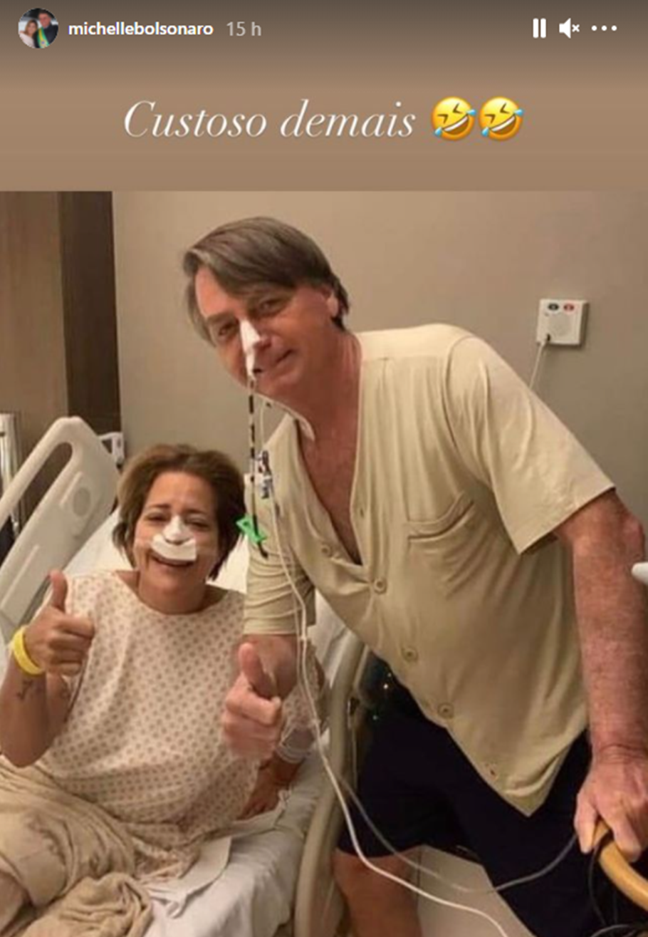 Jair Bolsonaro caminhou pelos corredores e posou para foto com outros pacientes.