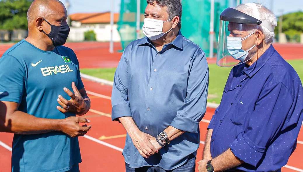 Júlio Arcoverde e Themístocles Filho conversam na inauguração da Pista de Atletismo da Uespi