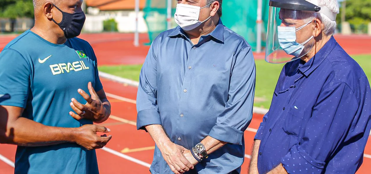 Júlio Arcoverde e Themístocles Filho conversam na inauguração da Pista de Atletismo da Uespi