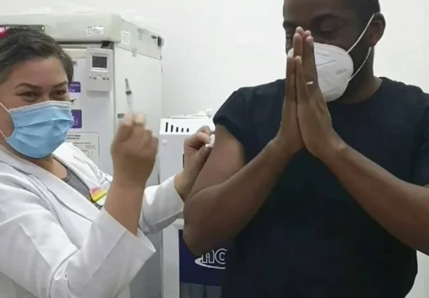 Lázaro Ramos é vacinado contra covid-19