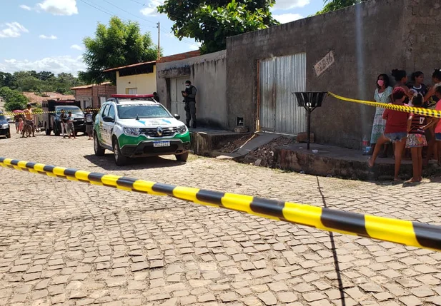 Local do crime foi isolado pela Polícia Militar