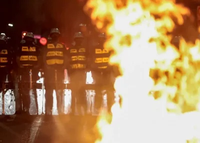 Manifestam incendeiam agência bancária em São Paulo