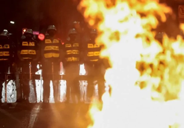 Manifestam incendeiam agência bancária em São Paulo