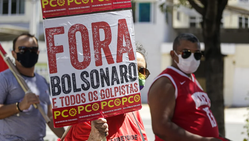 Manifestante pedindo impeachment do Presidente Bolsonaro