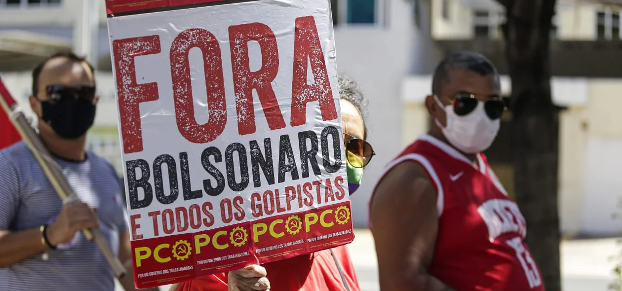Manifestante pedindo impeachment do Presidente Bolsonaro