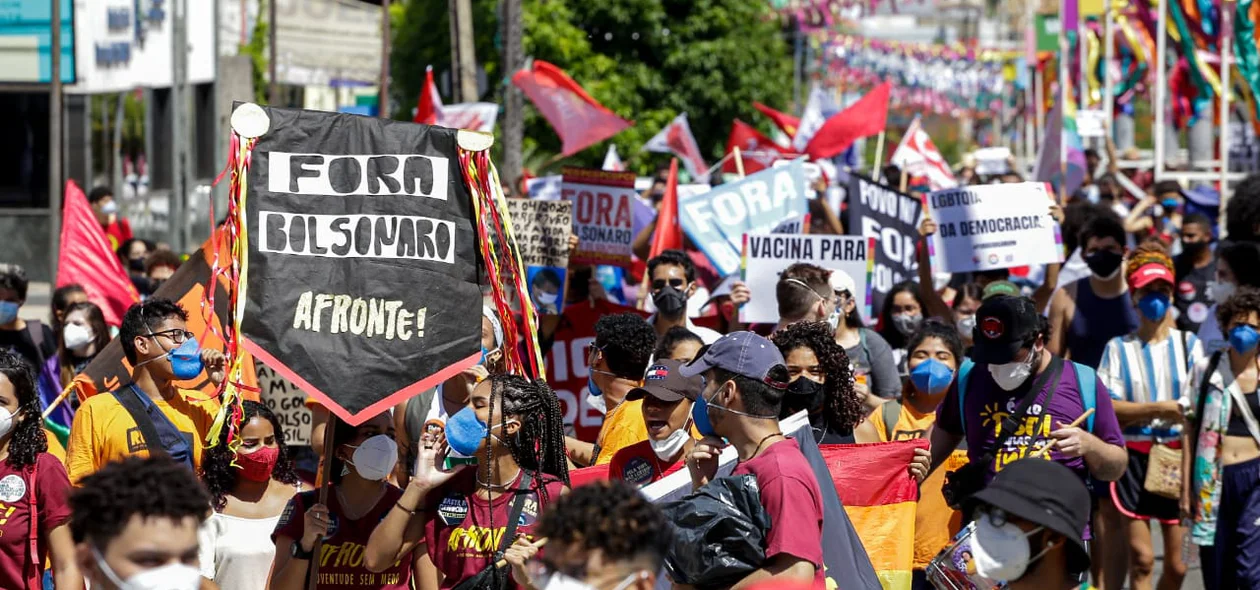 Manifestantes contra Bolsonaro em Teresina