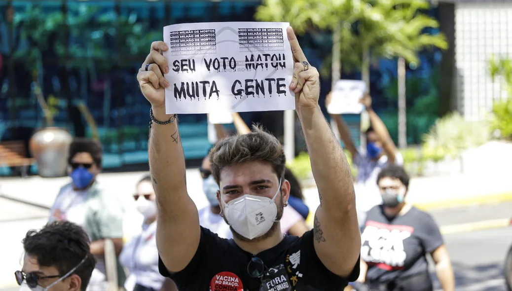 Manifestantes fazem ato por vacinas e contra Bolsonaro em Teresina