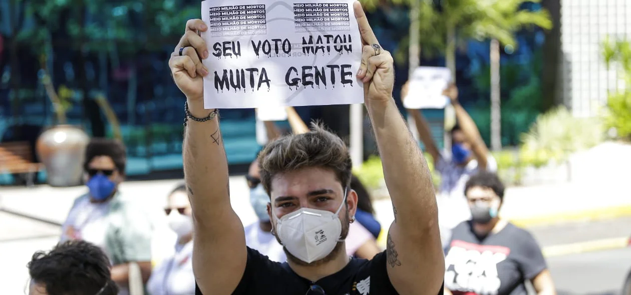 Manifestantes fazem ato por vacinas e contra Bolsonaro em Teresina