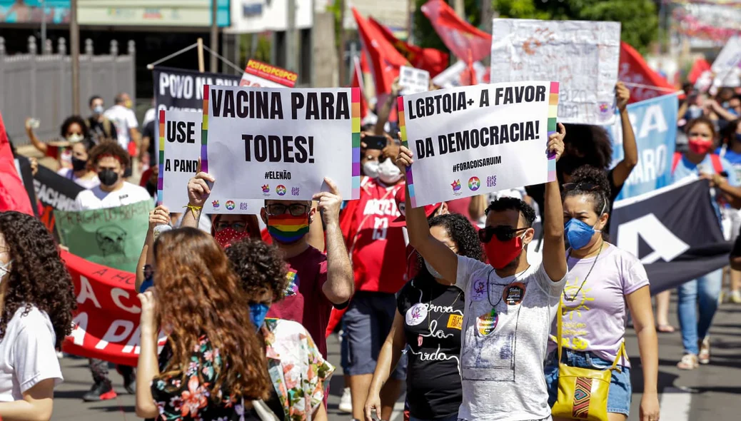 Ato realizado por manifestantes pedindo por vacinas e contra Bolsonaro no centro da Capital