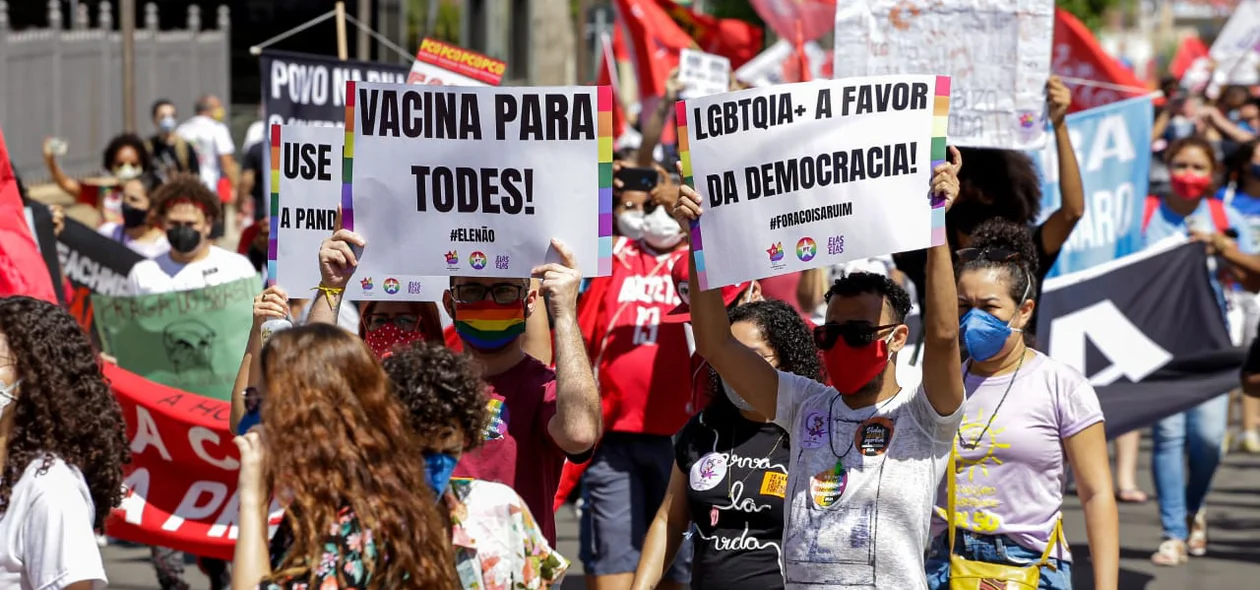 Ato realizado por manifestantes pedindo por vacinas e contra Bolsonaro no centro da Capital