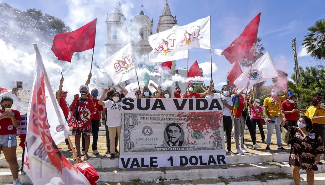 Manifestantes fazem ato por vacinas e contra Bolsonaro