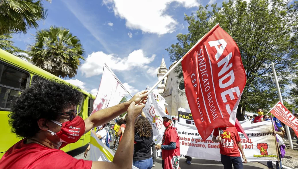 Manifestantes pedem vacinas e protestam contra Bolsonaro
