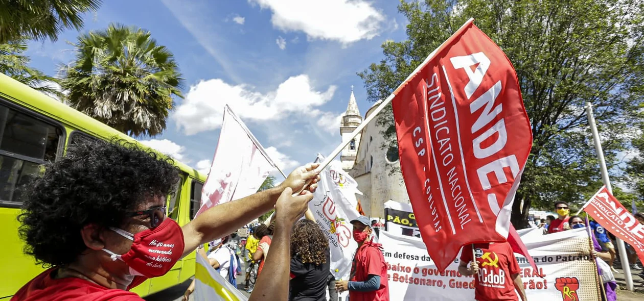 Manifestantes pedem vacinas e protestam contra Bolsonaro