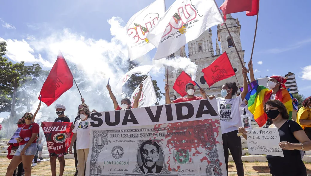 Manifestantes se aglomeraram na frente da Igreja São Benedito