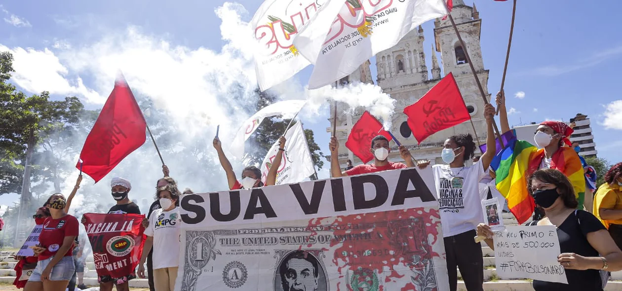 Manifestantes se aglomeraram na frente da Igreja São Benedito