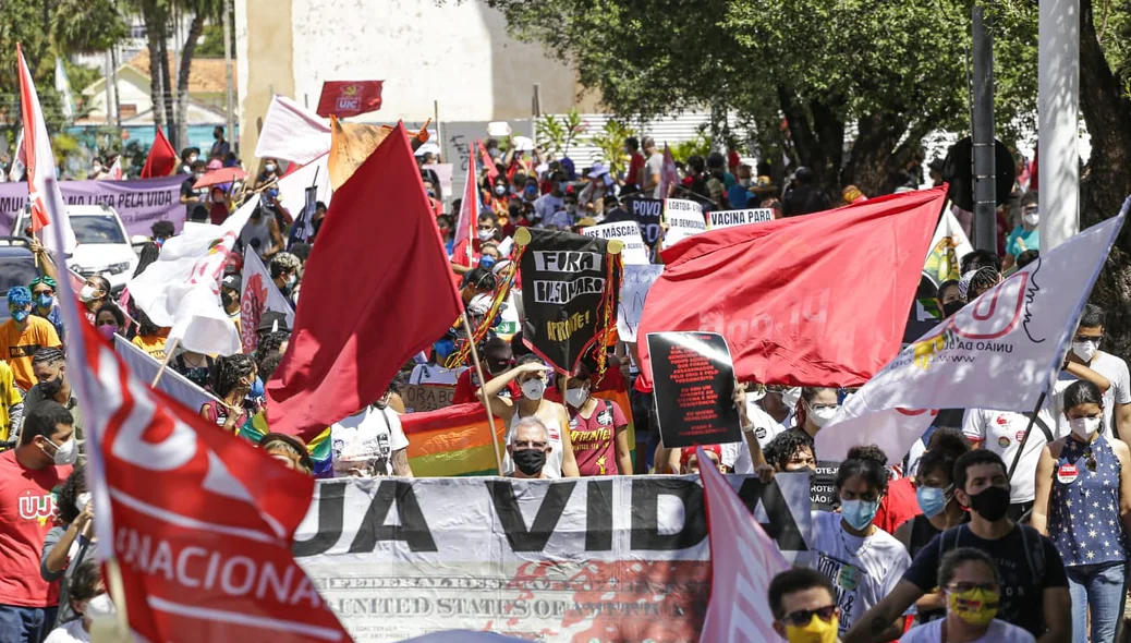 Manifestantes se concentraram na Av. Frei Serafim