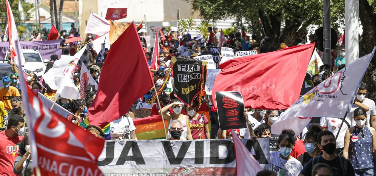 Manifestantes se concentraram na Av. Frei Serafim