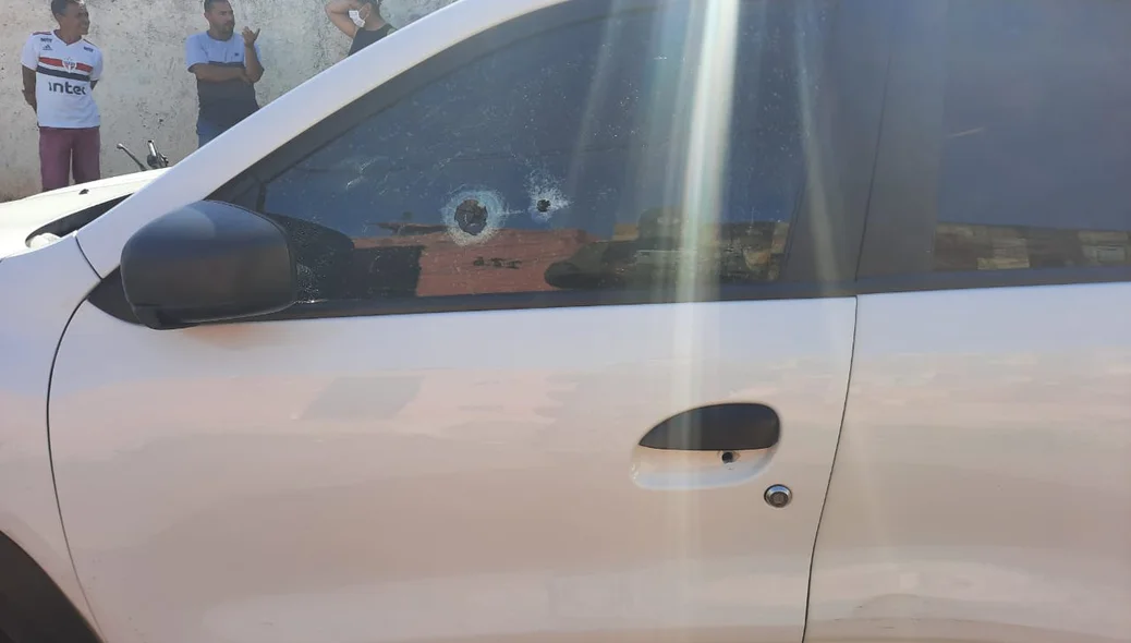 Marcas dos disparos no carro Renaut Kwid