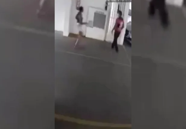 Momento em que faxineira deixa condomínio do advogado Jefferson Moura Costa