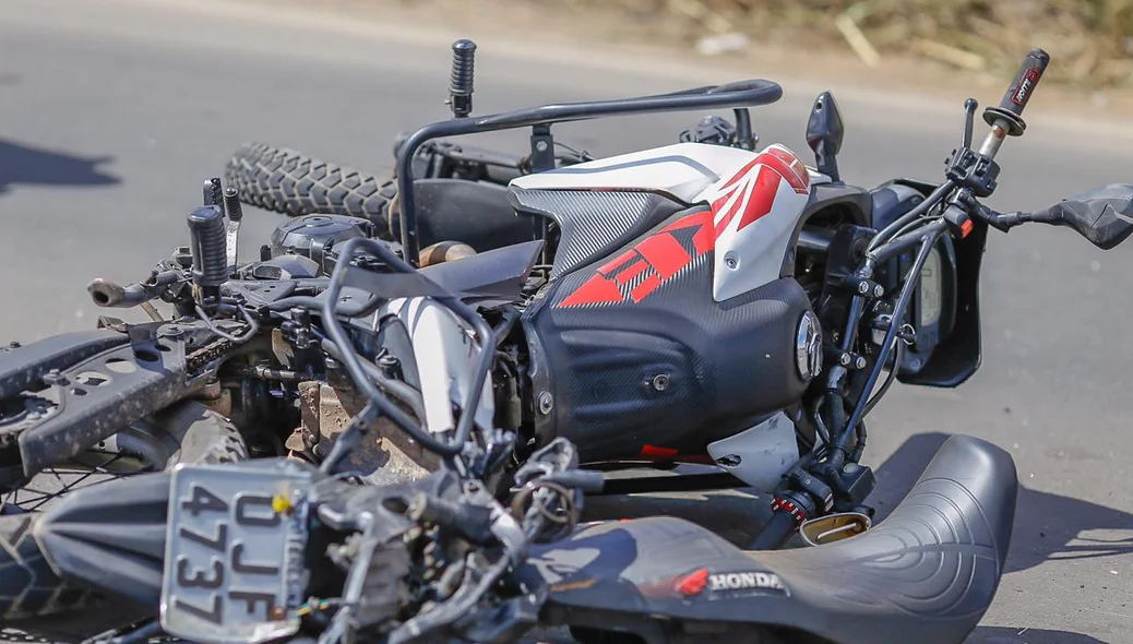 Moto ficou destruída