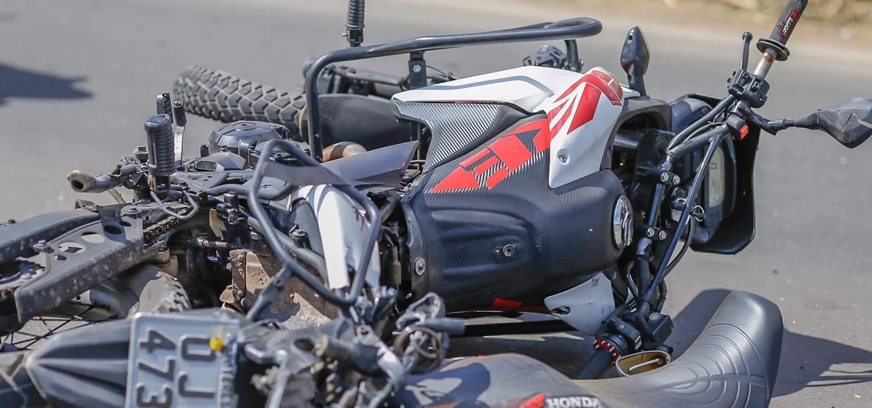 Moto ficou destruída