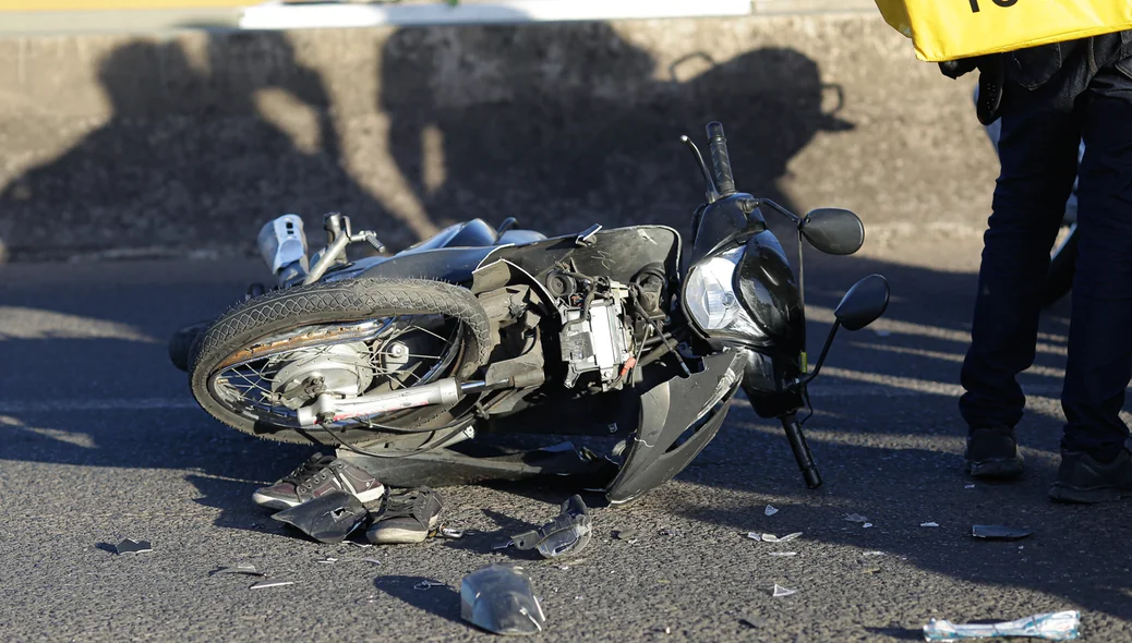 Moto ficou destruída