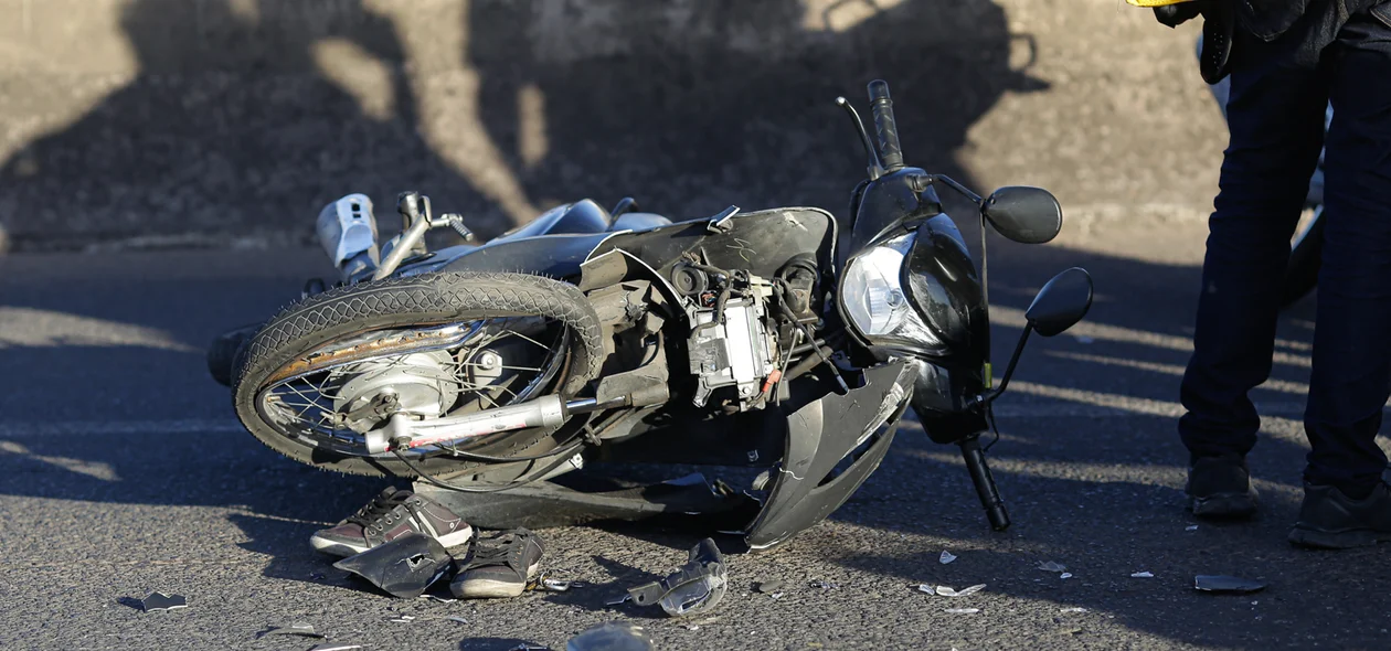 Moto ficou destruída
